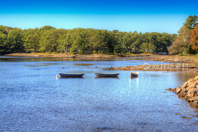 缅因州肯纳邦克港，Grist Mill Pond，划船。湛蓝的天空。